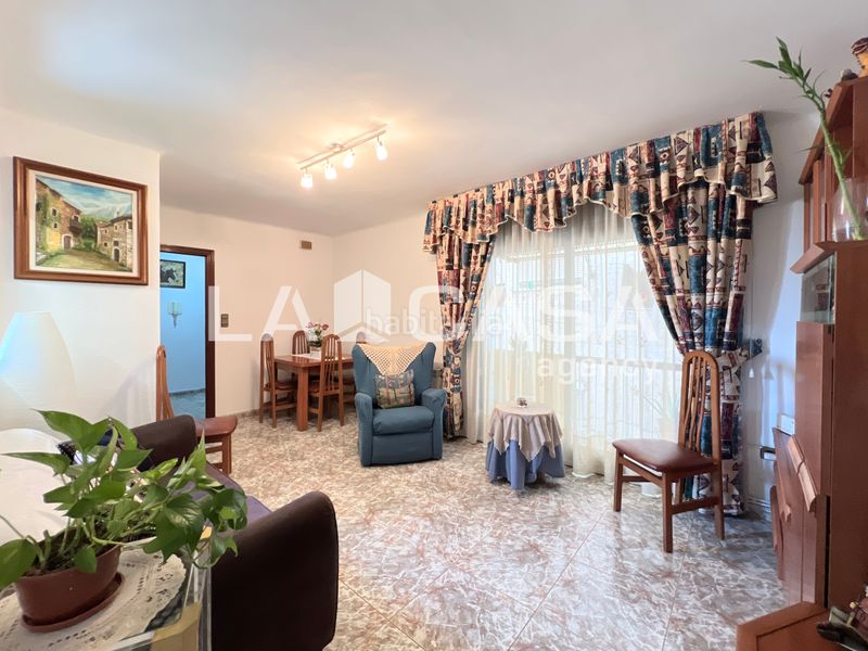 Foto 57a7231f-5bb3-461b-a013-0d5dcd79df06. Piso oportunidad en el barrio! piso amplio con 3 habitaciones doblesfinca con ascensor en Badalona