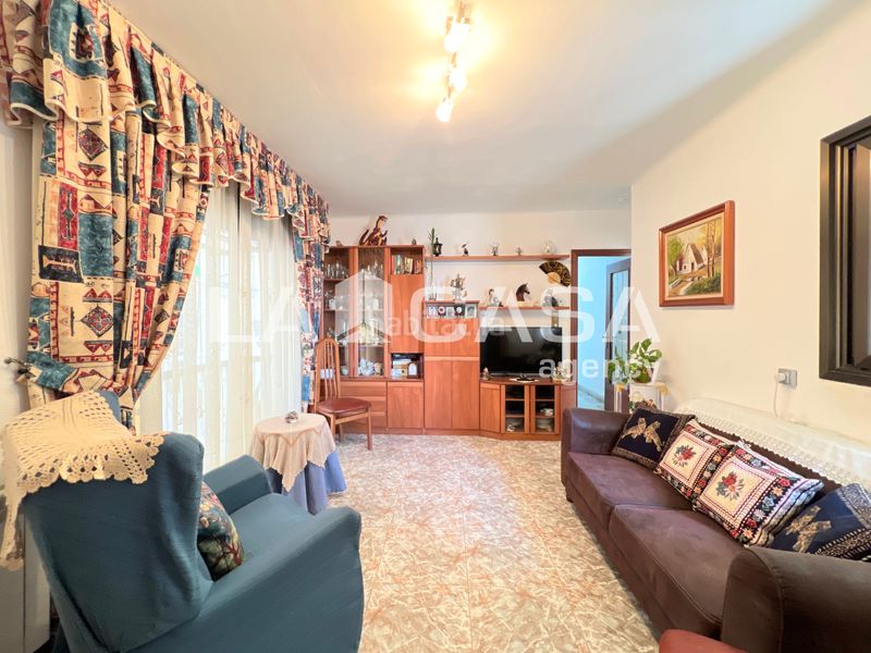 Foto 6389a847-445e-4123-aff9-c9c1a792cd08. Piso oportunidad en el barrio! piso amplio con 3 habitaciones doblesfinca con ascensor en Badalona