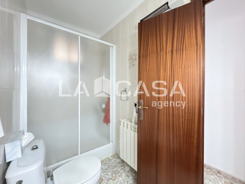 Foto 7820b414-d892-47fd-a8bb-28e8d5651f38. Piso oportunidad en el barrio! piso amplio con 3 habitaciones doblesfinca con ascensor en Badalona