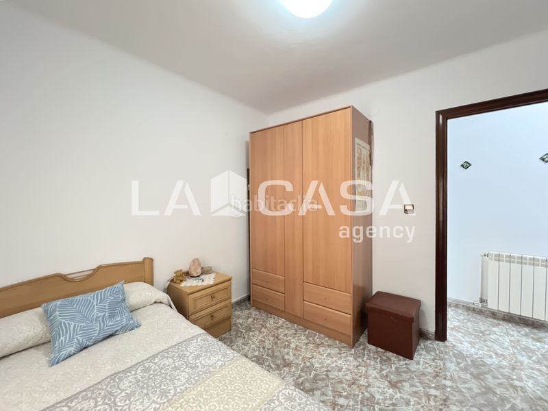 Foto 8cdb021f-d716-4b68-bf0b-8325f06d4c02. Piso oportunidad en el barrio! piso amplio con 3 habitaciones doblesfinca con ascensor en Badalona