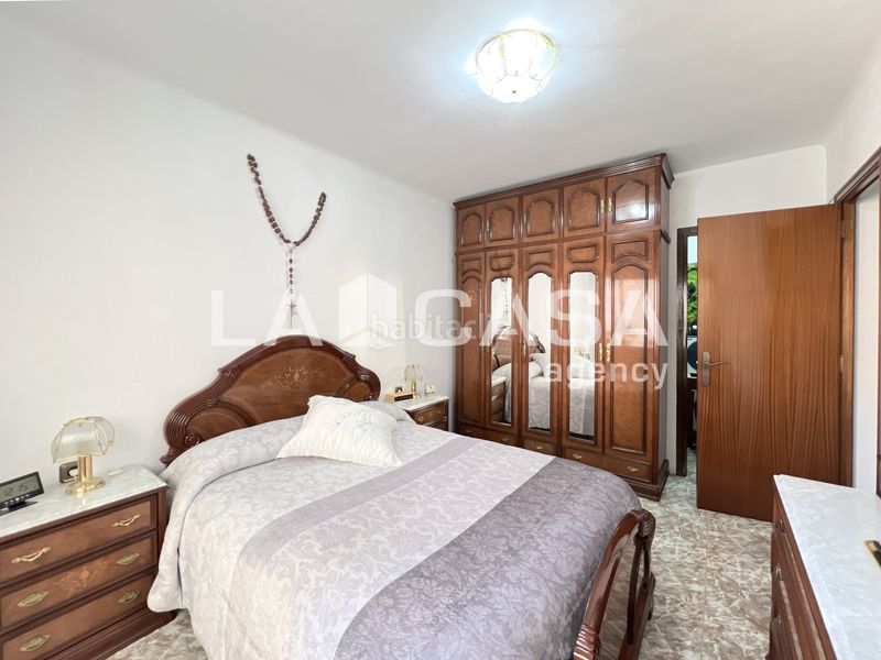 Foto b5a2aae9-c3f2-49b9-be00-d07ccb559dba. Piso oportunidad en el barrio! piso amplio con 3 habitaciones doblesfinca con ascensor en Badalona