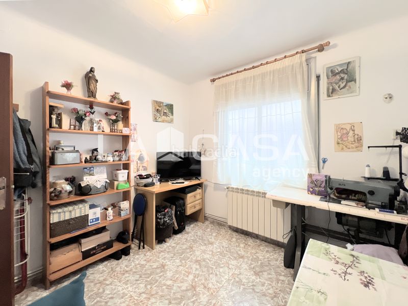 Foto c65a1c94-2dfa-4589-8836-dccc7754c759. Piso oportunidad en el barrio! piso amplio con 3 habitaciones doblesfinca con ascensor en Badalona