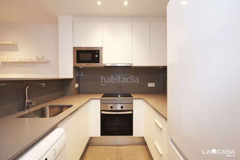 Foto ca5fe75d-9c65-4799-8e60-aeac046cd10c. Pis a Sant Antoni Barcelona