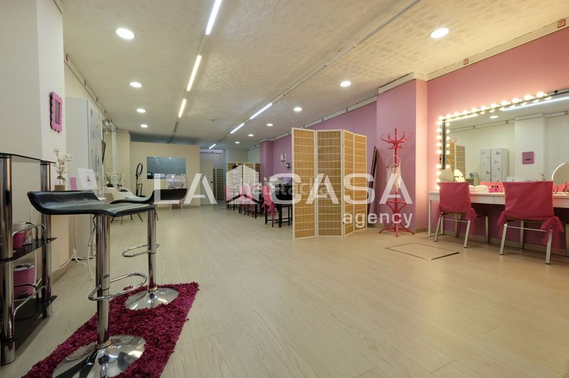 Foto 6a6156bd-5f24-4414-a1f3-ac1cc027fe55. Local comercial a Porta Barcelona