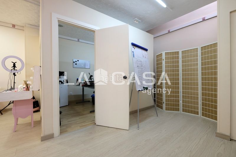 Foto e0b5fa72-7970-4d57-8505-0dbfd3292f05. Local comercial a Porta Barcelona