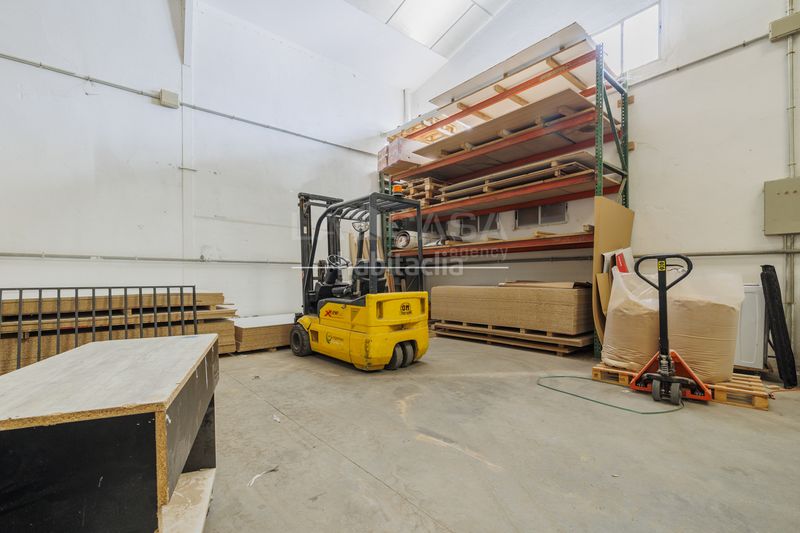Foto b75eee3d-6981-4b9d-81b6-2491f9d500f2. Industrial building in Viso de San Juan (El)