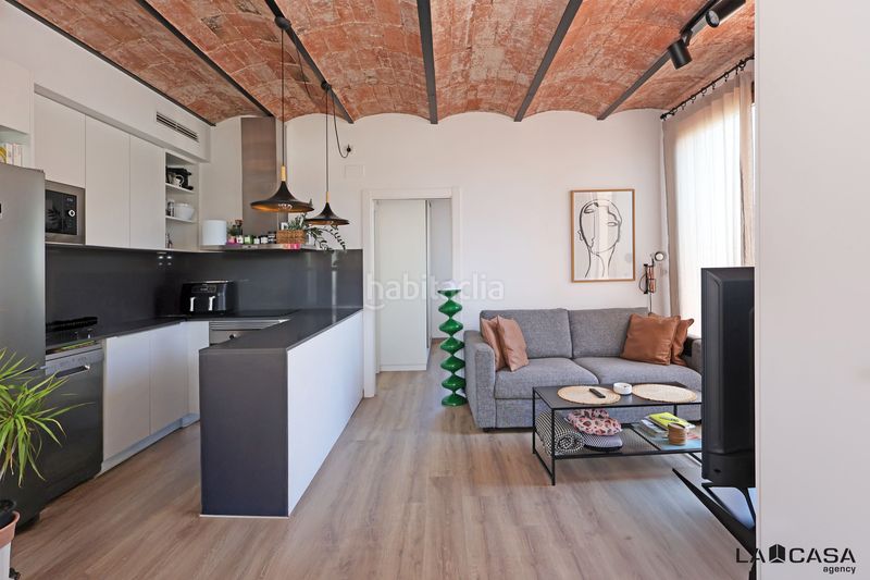 Foto efc00ae3-d722-413f-a8de-0cad6183c7d6. Àtic a Sant Antoni Barcelona