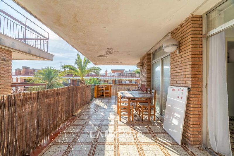 Foto 24774cd0-d7e4-4e4a-bfd8-2065e5605362. Àtic amb aparcament piscina a Baixador Castelldefels