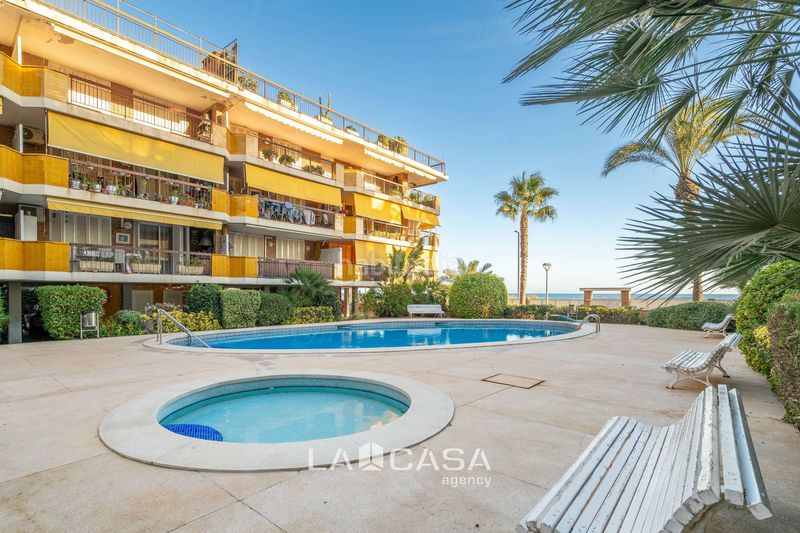 Foto 2a929274-41f1-4017-813e-610d230e731f. Àtic amb aparcament piscina a Baixador Castelldefels