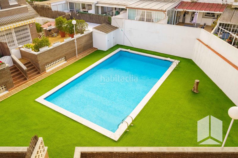 Foto 1ac16009-cb84-4a18-9a5d-f948180ee324. Casa adossada amb calefacció aparcament piscina a Castelldefels