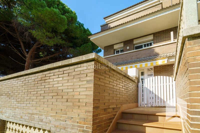 Foto 323c5d2c-dff0-4b70-8463-7e247861e050. Casa adossada amb calefacció aparcament piscina a Castelldefels