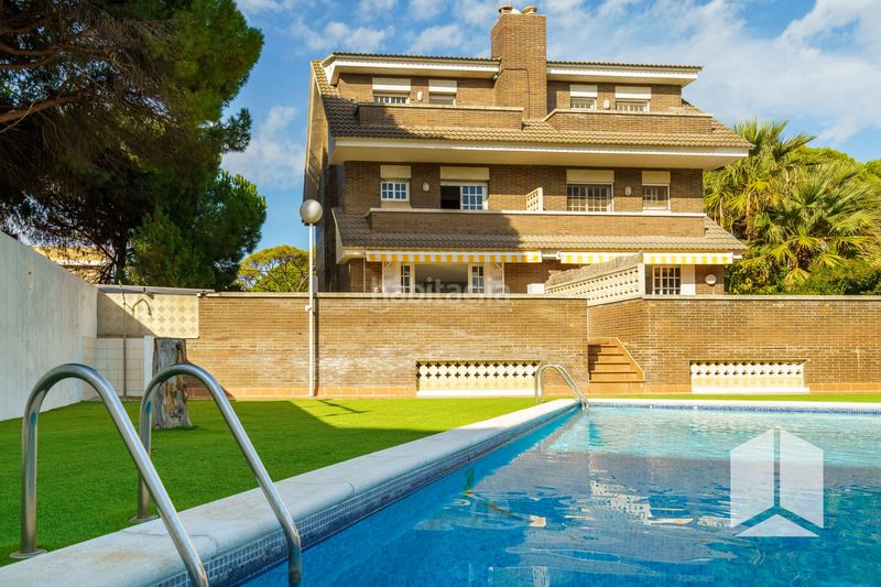 Foto 3f6c8cb1-c244-4e60-b957-1066cb314791. Casa adossada amb calefacció aparcament piscina a Castelldefels