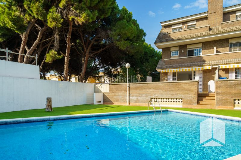 Foto 84516d58-538b-46aa-a617-90b7d6c8e4b6. Casa adossada amb calefacció aparcament piscina a Castelldefels