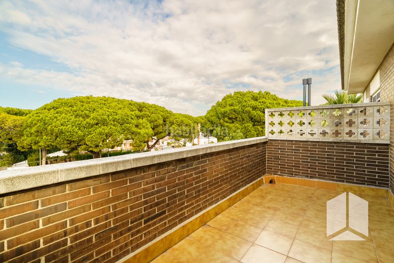 Foto b2d00c59-3801-47f5-8a00-eef550003918. Casa adossada amb calefacció aparcament piscina a Castelldefels