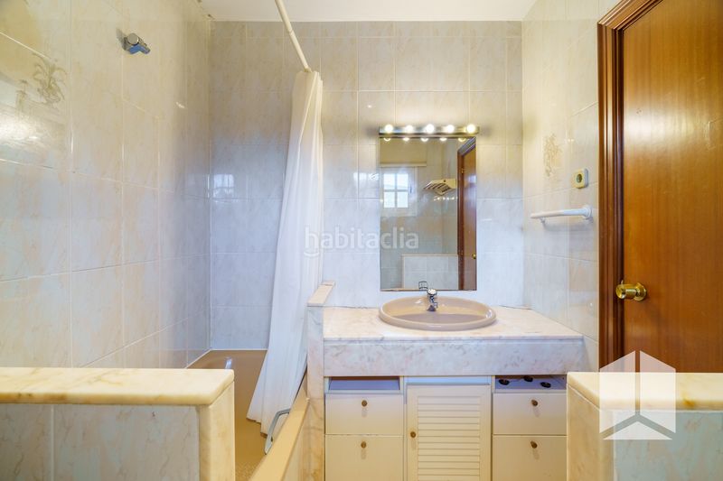 Foto c8aa29e9-1a00-4878-8d19-43288c0ece5a. Casa adossada amb calefacció aparcament piscina a Castelldefels