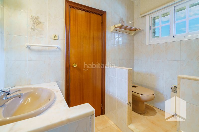 Foto f32dbb99-99c0-4b6e-97b3-c92e3ffee8cf. Casa adossada amb calefacció aparcament piscina a Castelldefels