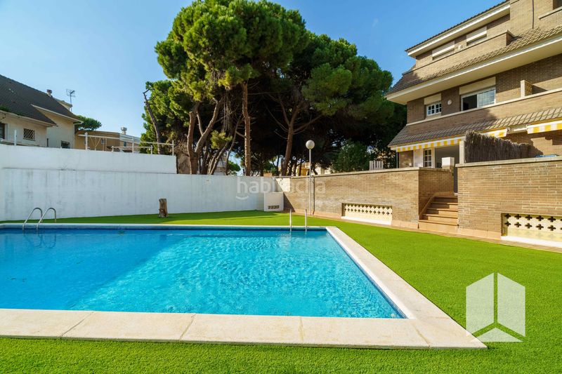 Foto fd82836f-e272-4112-bcdd-d1d9bd011af0. Casa adossada amb calefacció aparcament piscina a Castelldefels