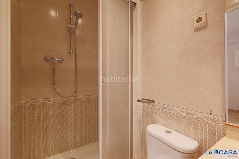 Foto 0ced94db-527a-4d92-98e7-b9db0aa442a8. Pis a Sants Barcelona