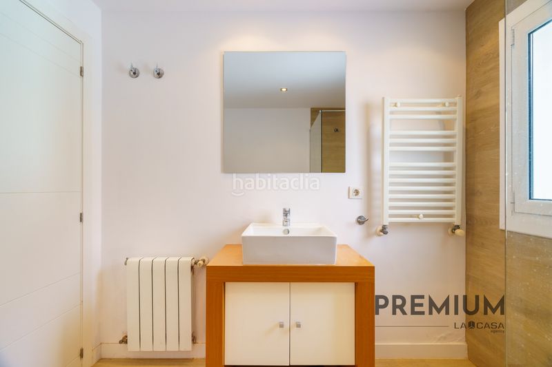 Foto a238e9b9-fac1-4050-81fe-7ad264616b53. Casa amb calefacció aparcament piscina a Montmar Castelldefels