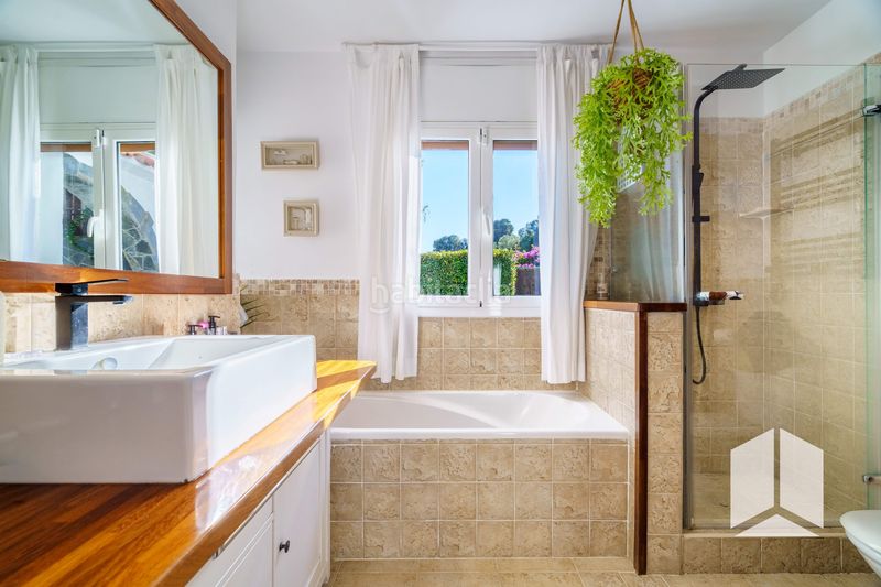 Foto f2b66628-6a3d-49ac-ba0b-ca23eefc3c3e. Casa amb aparcament a Bellamar Castelldefels