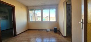 Pis a Centre. Piso 2 habitaciones dobles, exterior, luminoso, a reformar. finc