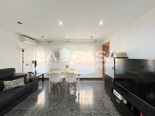 Etagenwohnung in Llefià. Oportunidad piso reformado en el corazon de llefia