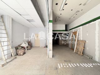 Local Comercial a Llefià. Local de 65 m2 a pie de calle en llefià, badalona. con 3 m de al