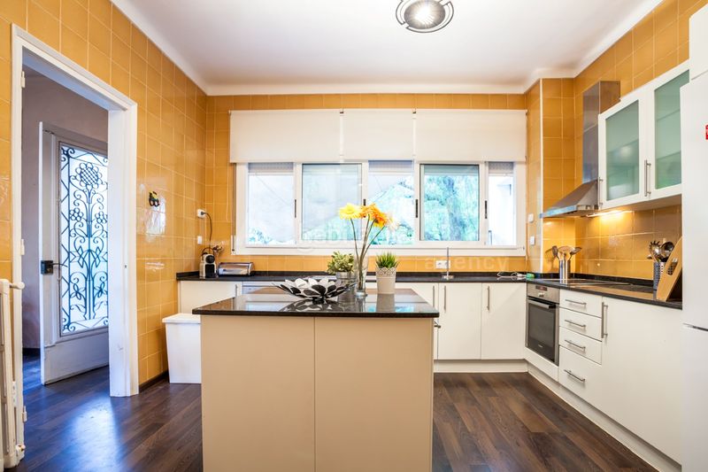 Foto f1dcbdf0-46f3-4238-ab33-aca83d5fd8ee. Casa amb aparcament a Montmar Castelldefels