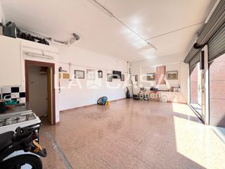 Local Comercial en Llefià. Local disponible de 54m2, ubicado en una excelente zona de badal