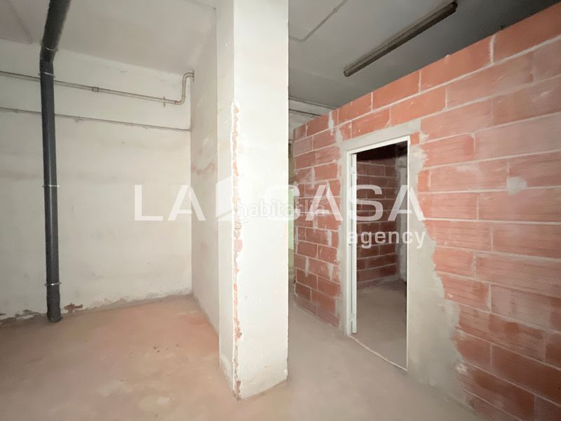 Foto 13ea5dab-1bd8-4865-ad3c-857bb8a44e50. Local comercial a Llefià Badalona