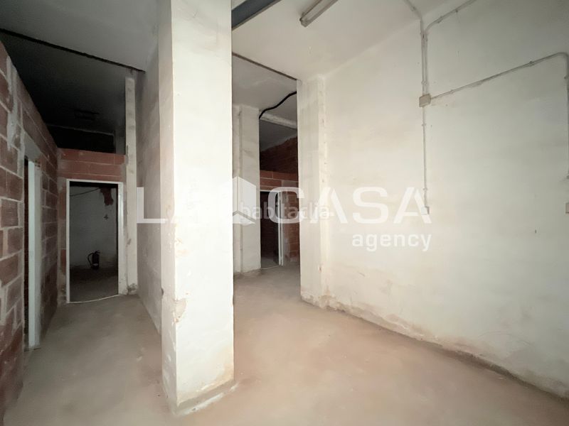 Foto c6a319c5-7763-423d-985c-3f3f427e5315. Local comercial a Llefià Badalona