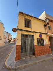 Casa in Rafelbunyol. Chalet adosado de 2 plantas con patio y reforma en curso