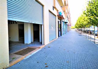 Lloguer Local Comercial a El Esparragal. Se alquila excepcional local muy visible y comercial en el campi