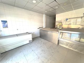 Lloguer Local Comercial a Puente Tocinos. Se alquila o se vende local para comercio de alimentación en el