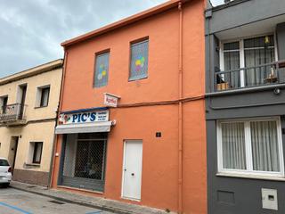 Casa adossada a Cass de la Selva. Casa amb local comercial en planta baixa