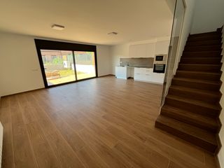Miete Reihenhaus  Carrer de peralada. Casa de 4 habitacions i pati per estrenar a zona residencial de