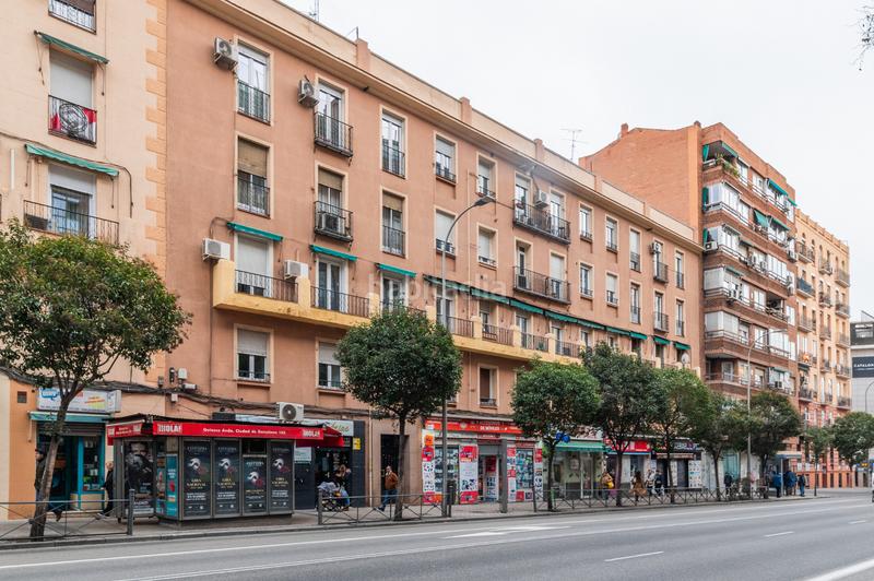 Foto d2310a38-3694-4150-b62a-05a92dd49f02. Piso  en venta en plena av. ciudad de barcelona, en Madrid