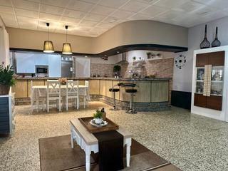Chalet à Arroyo de la Luz. ¡espectacular tú negocio y vivienda en un mismo lugar!