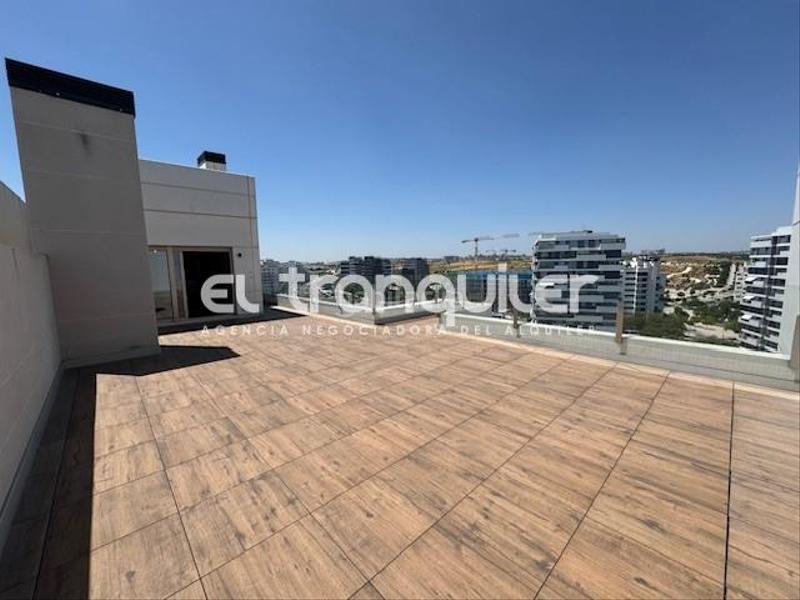 Foto ce5fef19-6105-49c5-ac4c-9abeb9f861f0. Location attique avec parking piscine dans Valdebebas - Valdefuentes Madrid