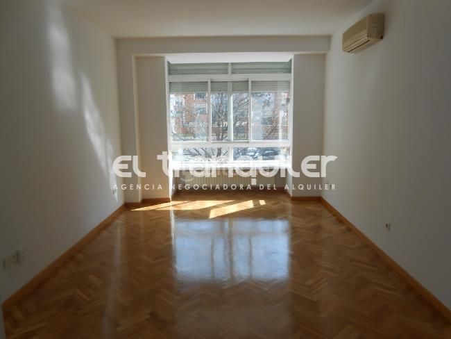 Foto bad93318-e128-4752-a9b4-fdf2ee9300cd. Pis amb aparcament piscina a Pinar del Rey Madrid