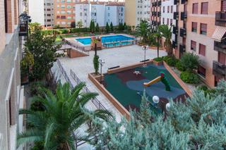 Pis  Calle de embajadores. Piso en venta 2 dormitorios (pequeños) con piscina y zona ajardi