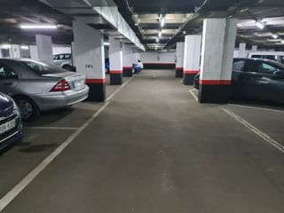 Car parking in Paseo de los Pontones