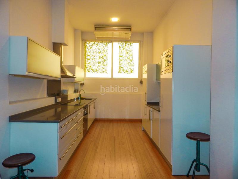 Foto 92a3e41a-5446-4902-a56e-fad8079bf939. Dúplex precioso loft en ubicación ideal, junto al puente de bailén. tiene un gran espacio abierto y cuenta con mucha luz por sus ventanas en Madrid