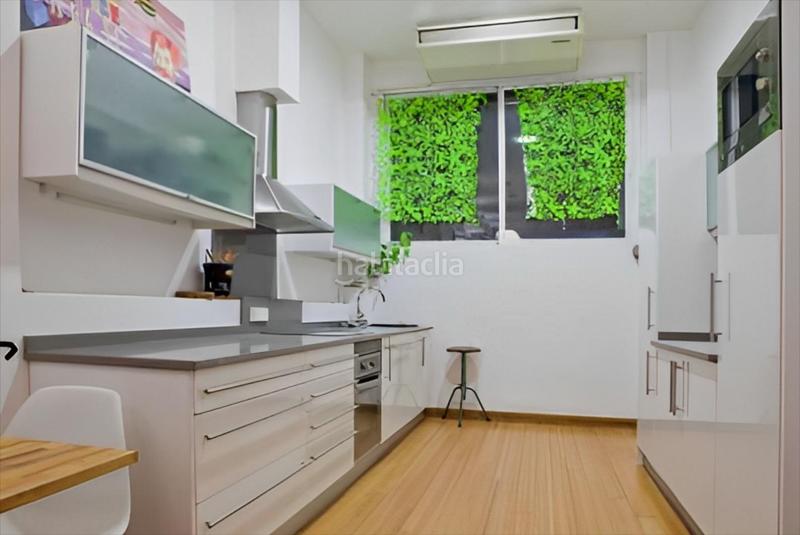 Foto d461e4d5-c45b-42f8-9a52-c1bda2fecc7c. Dúplex precioso loft en ubicación ideal, junto al puente de bailén. tiene un gran espacio abierto y cuenta con mucha luz por sus ventanas en Madrid