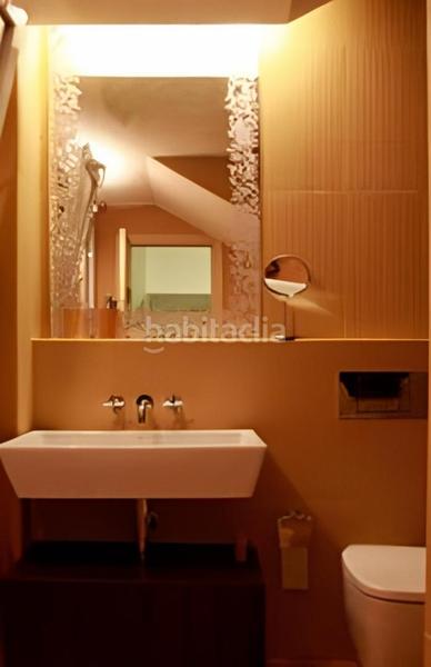 Foto f1a14f38-e0f0-40b3-9b91-5ecb3adb2d01. Dúplex precioso loft en ubicación ideal, junto al puente de bailén. tiene un gran espacio abierto y cuenta con mucha luz por sus ventanas en Madrid