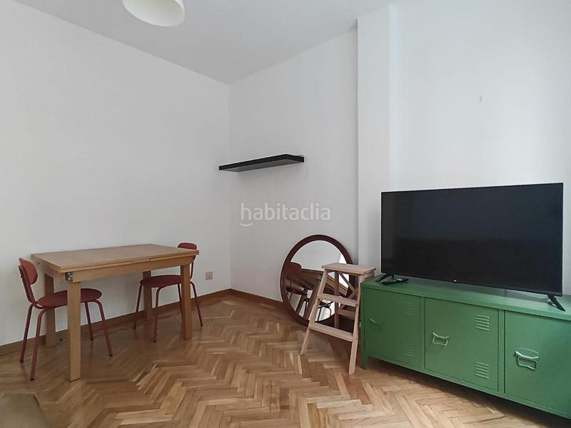 Foto f72b3cff-3fce-473f-a33f-becd0f50b065. Alquiler apartamento deapi alquila estupendo piso exterior en el centro.la vivienda dispone de un dormitorio independiente, un baño completo con bañera en Madrid