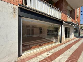 Location Local commercial  Avenida avinguda de joan xxiii, 41. Local comercial en pleno centro de el masnou con gran escaparate