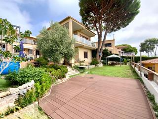 Casa a Premià de Dalt. Vistas al mar, jardín con piscina bar y espacio para soñar en pr