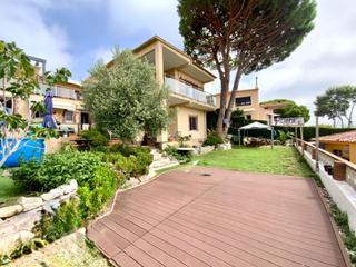Maison à Premià de Dalt. Vistas al mar, jardín con piscina bar y espacio para soñar en pr