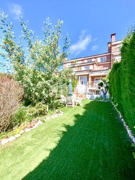 Foto c35ee59c-a468-47a3-bb04-289508784b3d. Casa adossada amb aparcament piscina a Teià